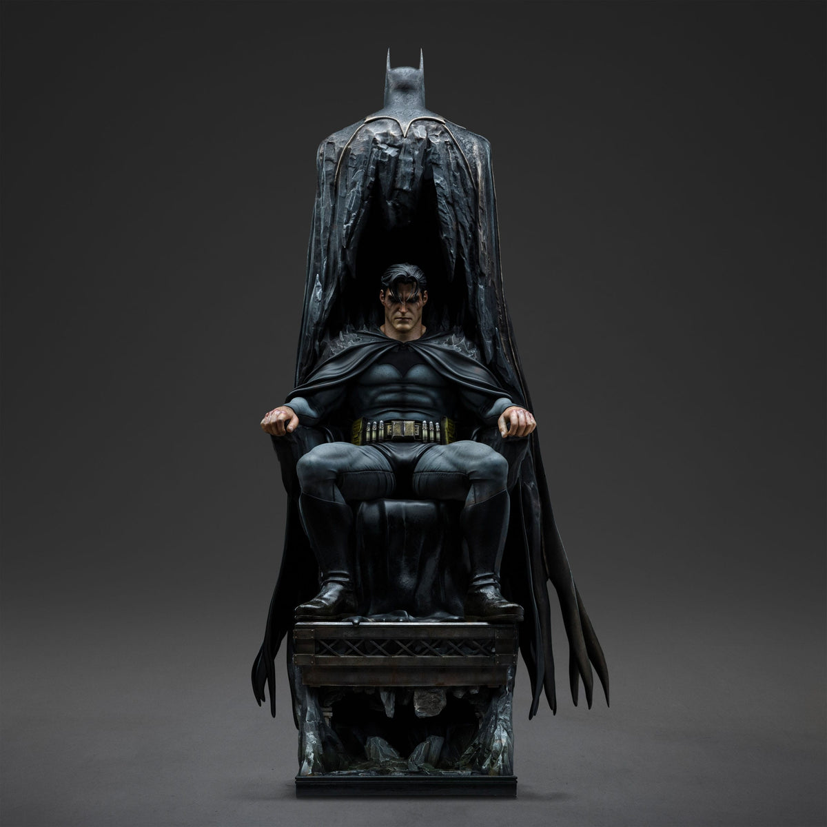 DC Comics Batman & Bruce Wayne 1/4 Legacy Replica Statue (79 cm)